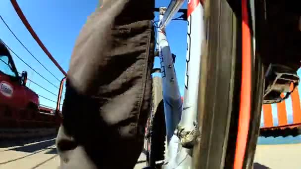 Fahrradfahren auf der Golden-Gate-Brücke — Stockvideo