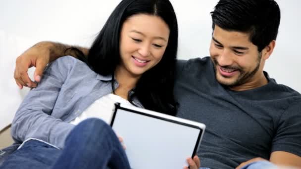 Casal em casa usando tablet — Vídeo de Stock