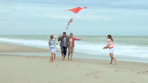 Οικογένεια με χαρταετού στην παραλία — Αρχείο Βίντεο