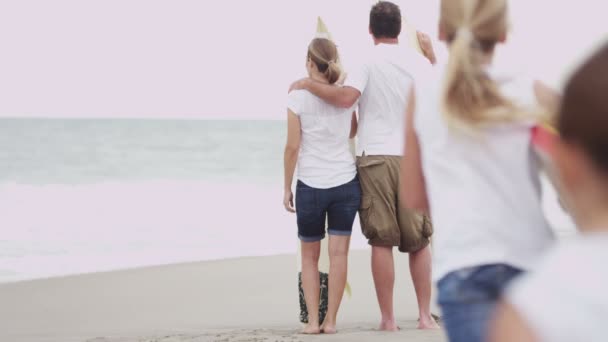 Meisjes lopen naar ouders kijken golven — Stockvideo