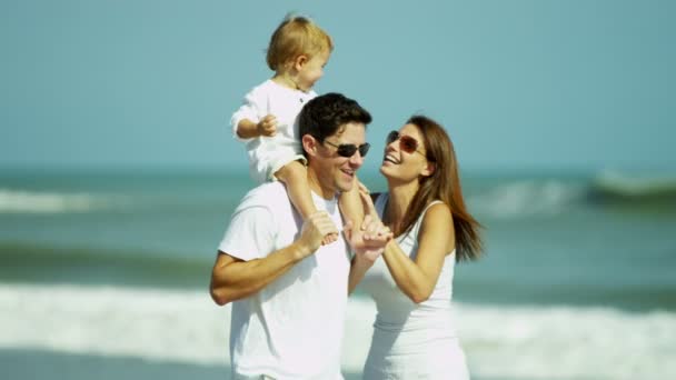 Parents with baby enjoying beach vacation — Stock Video