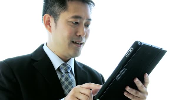 Corretor de ações asiático usando tablet — Vídeo de Stock