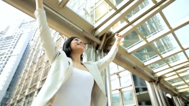 Mujer de negocios al aire libre celebrando — Vídeo de stock