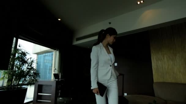Бізнес-леді в готелі перегляд міського пейзажу — стокове відео