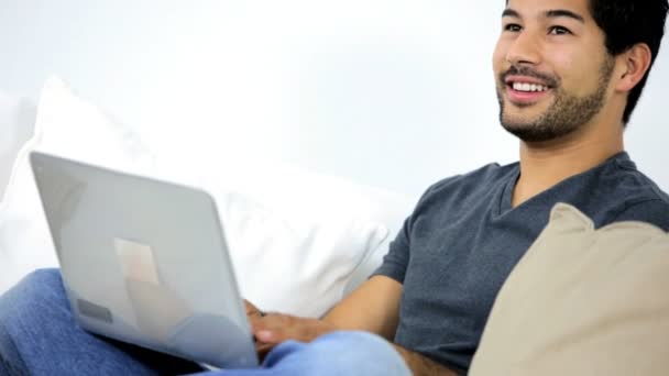 Muž s bradkou v neformálním oblečení pomocí moderní bezdrátové laptop — Stock video