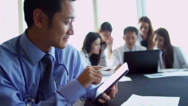 Consulenti medici cinesi asiatici alla riunione di pianificazione della sala riunioni — Video Stock