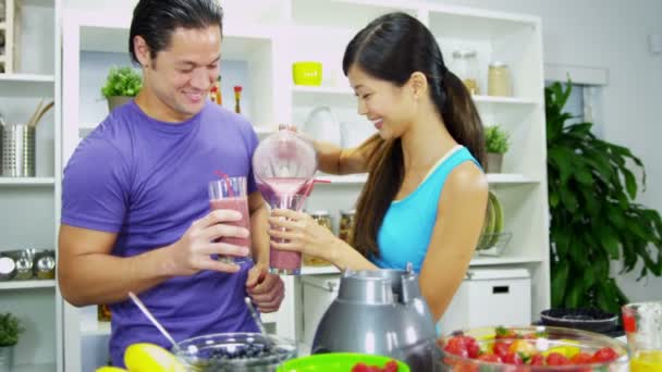 Casal desfrutando delicioso smoothie fruta orgânica — Vídeo de Stock