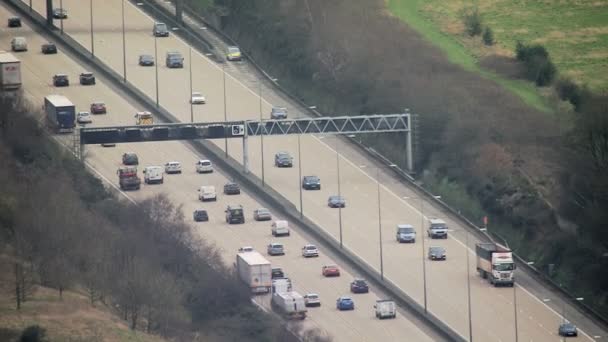 Antenne bekijken het Engelse platteland snelweg — Stockvideo