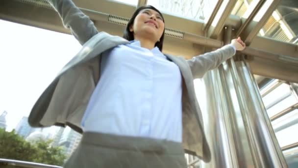 庆祝财务上的成功的女商人 — 图库视频影像
