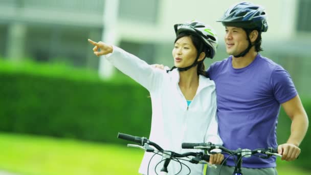 Casal ao ar livre juntos andando de bicicleta — Vídeo de Stock