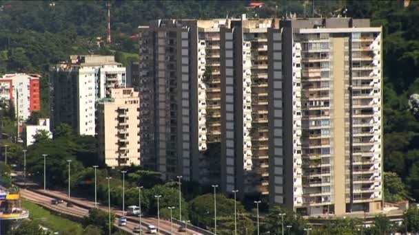 Favela topluluklara yataydan görüntülemek — Stok video