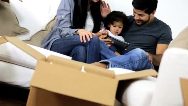 Chica jugando en la tableta con los padres — Vídeos de Stock