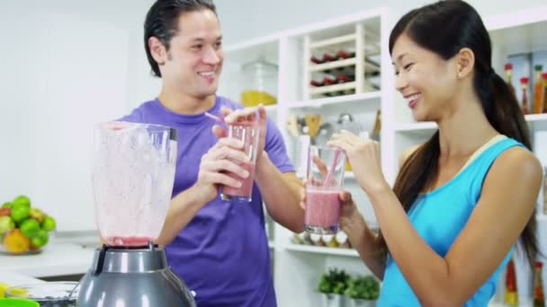 Paar genieten van heerlijke biologische fruit smoothie — Stockvideo