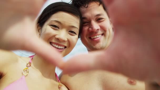 Пара веселится на пляже — стоковое видео