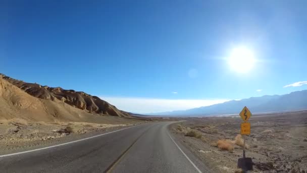 Condução através da paisagem do deserto — Vídeo de Stock