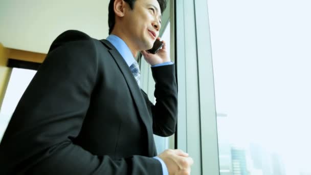 Businessman talking on smartphone — Stock Video