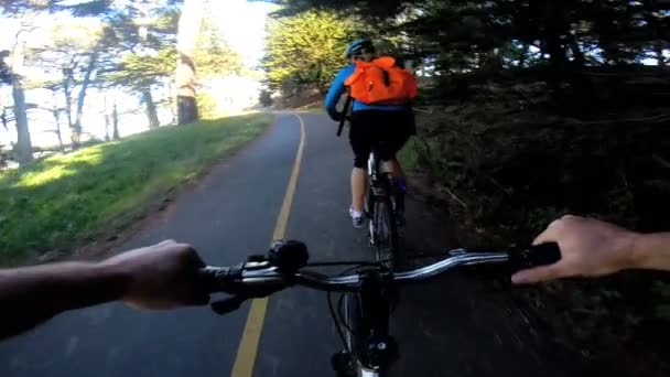 Cykeln ridande par utövar tillsammans — Stockvideo