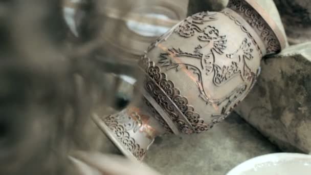 Obrero chino grabado objeto manufacturado — Vídeo de stock
