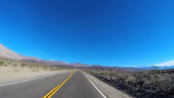 Condução através da paisagem do deserto — Vídeo de Stock