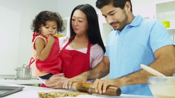 Casal com a filha preparando ingredientes — Vídeo de Stock