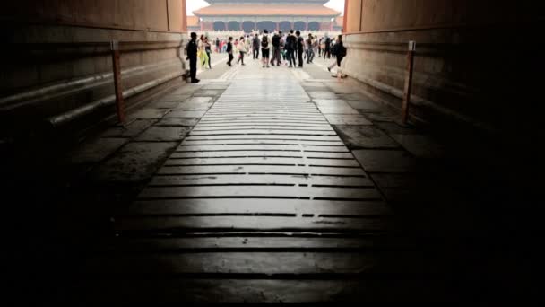 Puerta a la Ciudad Prohibida Plaza Tiananmen con turista — Vídeos de Stock