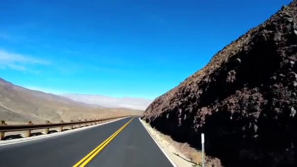 Conducir a través del paisaje del desierto — Vídeo de stock