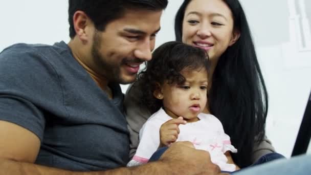 Casal com filha jogando no tablet — Vídeo de Stock