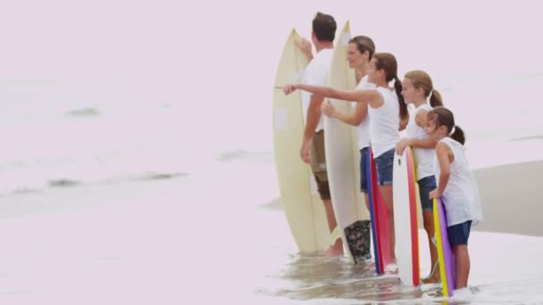 Family with bodyboards watching waves — Stock Video