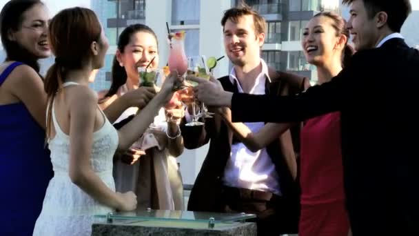 Amici che bevono cocktail sul tetto — Video Stock