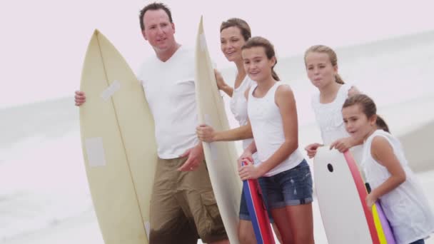 Familie mit Bodyboards beobachtet Wellen — Stockvideo