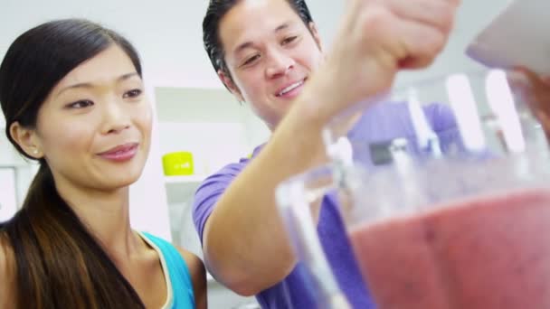 Paar heerlijke biologische fruit smoothie maken — Stockvideo