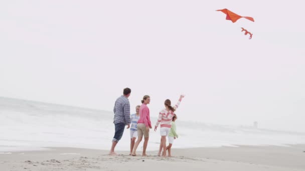 Familia con cometa voladora en la playa — Vídeos de Stock