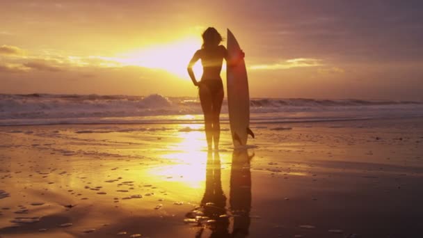 Жінка на пляжі на заході сонця — стокове відео