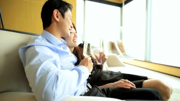 年轻的民族夫妇喝香槟 — 图库视频影像