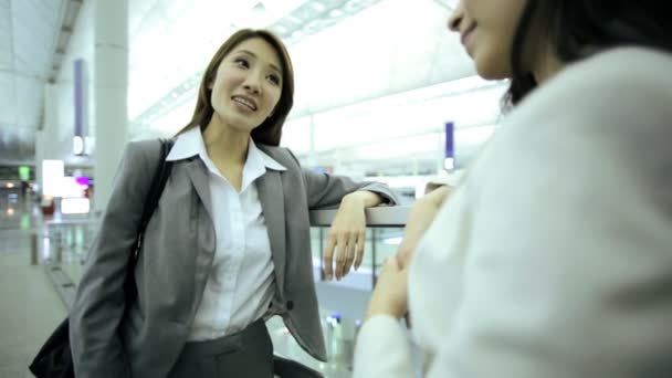 Встреча азиатских деловых женщин в аэропорту — стоковое видео