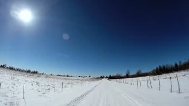 Weg rijden op sneeuw terrein — Stockvideo