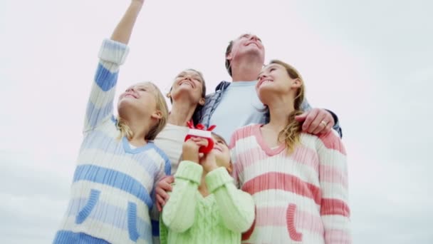 Familie mit Drachen am Strand — Stockvideo