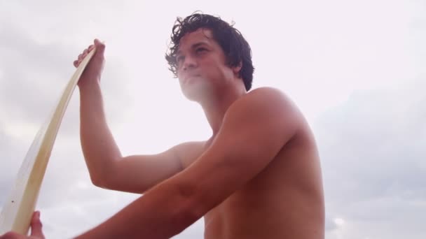 Dalgaları seyretmekten surfboard ile adam — Stok video