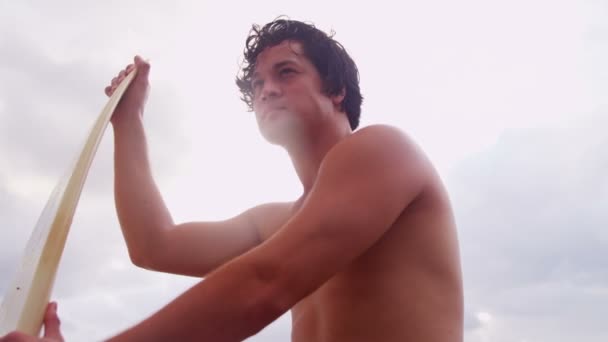 Man with surfboard watching waves — Stock Video