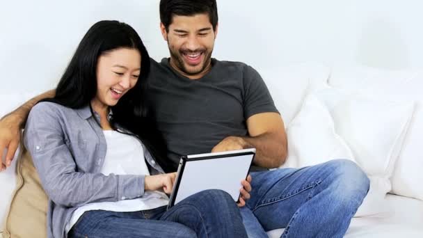 Par i hemmet med hjälp av Tablet PC — Stockvideo