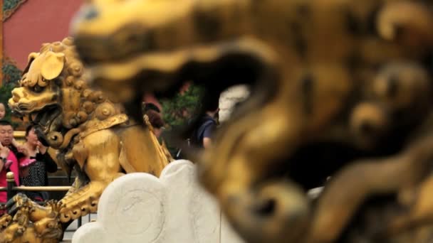 Chinese Lion standbeeld in de tempel van de hemel — Stockvideo