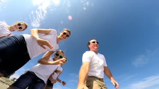 Family on beach filming self portrait — Stock Video