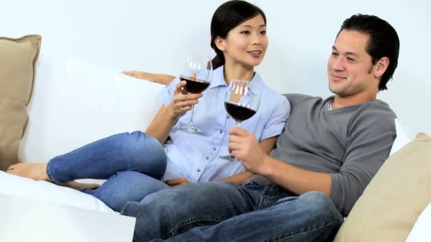 Pareja bebiendo vino en el sofá — Vídeos de Stock