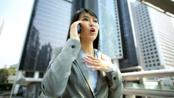 携帯電話で話すビジネスマンの女性 — ストック動画