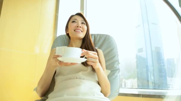 Vrouw drinkt koffie in hotel — Stockvideo