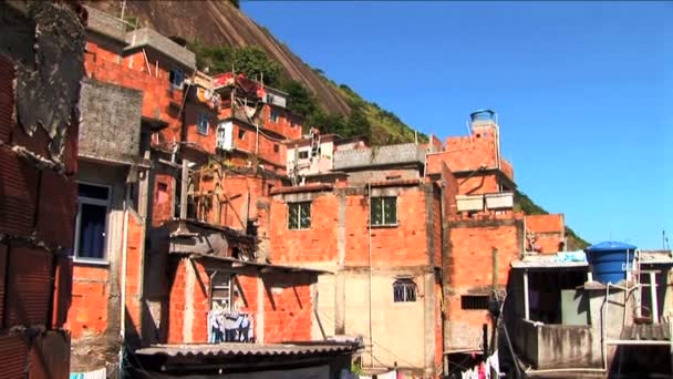 Favela mieszkańcy domów na zboczu — Wideo stockowe