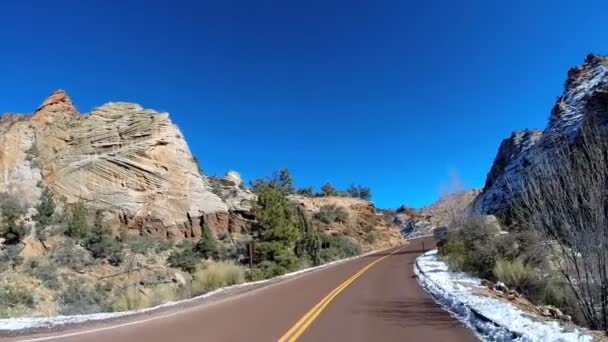 Viaje por carretera a través del paisaje desierto — Vídeo de stock