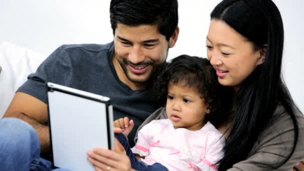 Ouders met dochter met behulp van Tablet PC — Stockvideo