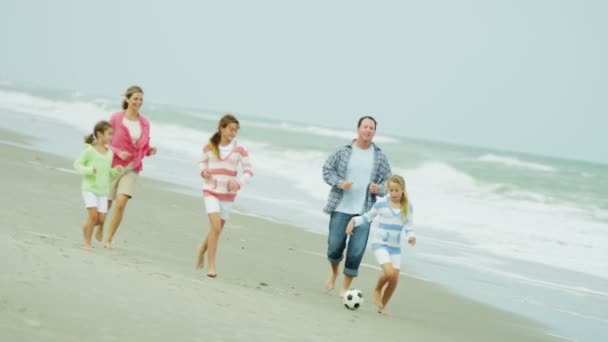 Familia disfrutando del tiempo en la playa — Vídeo de stock