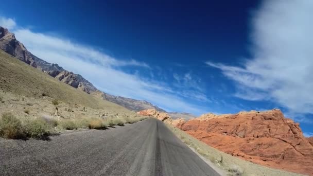 Viagem de estrada através da paisagem do deserto — Vídeo de Stock